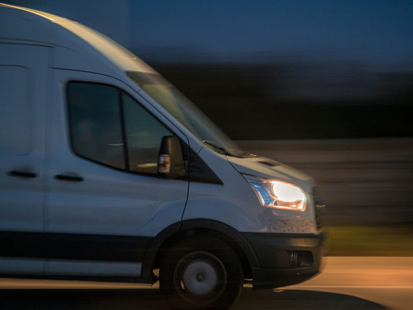 Camioneta de reparto propia en ruta